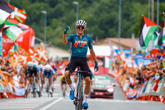 Vuelta España: Urko Berrade consigue triplete para el Kern Pharma y O’Connor sigue de líder.