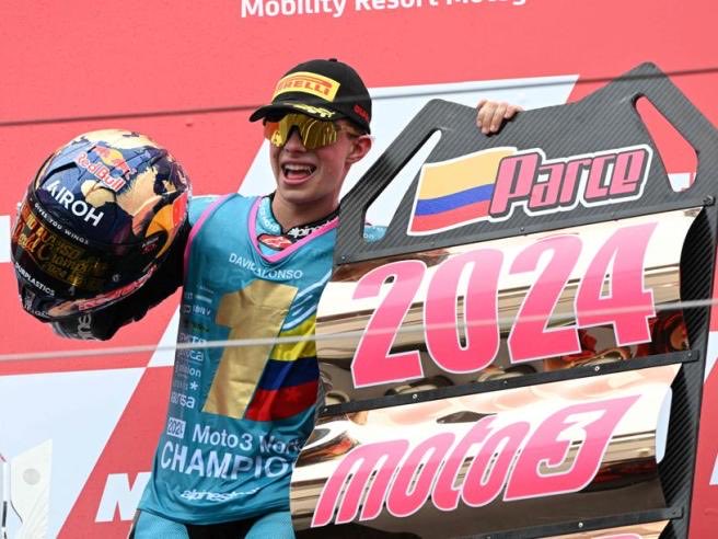 David Alonso cerró su temporada con victoria y recibió el título de campeón de Moto3.